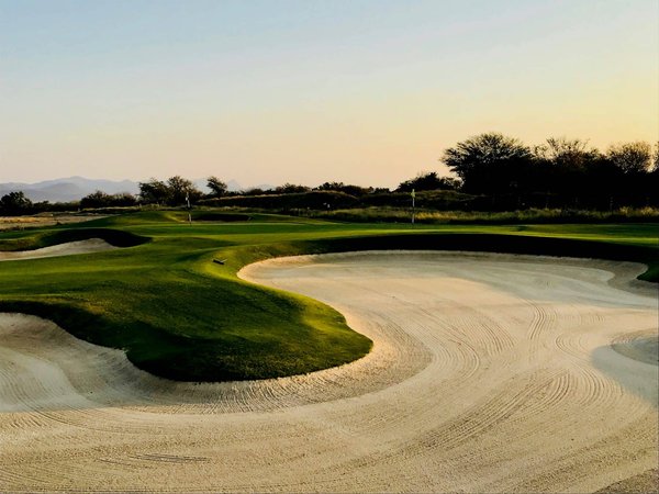 Comment trouver des locations de vacances qui facilitent l'accès à des parcours de golf de renommée mondiale ?