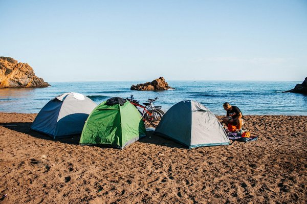 Comment établir une communication d'urgence en plein camping en haute mer?